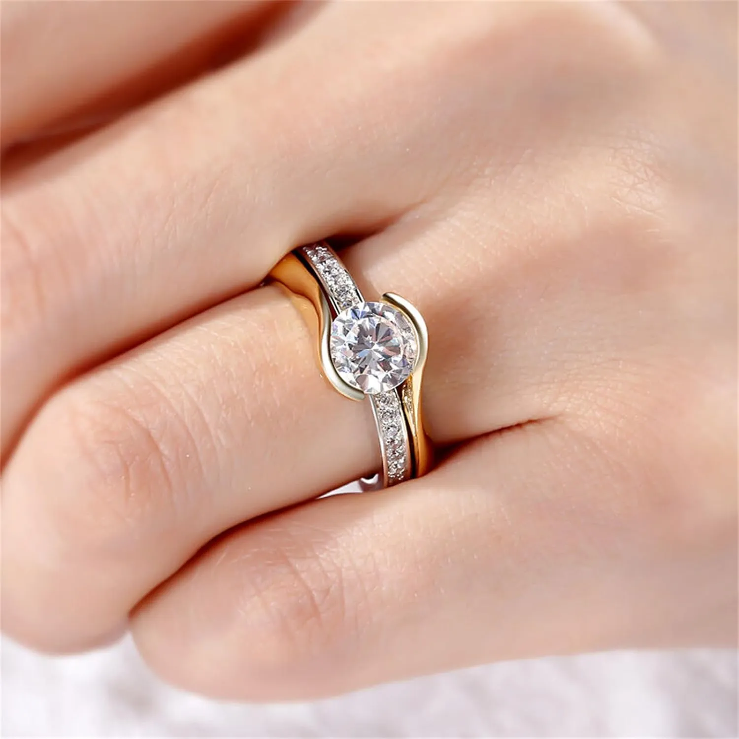 Jeulia 2.5 Carat Asymmetric Rings Women Round Cut Diamond Ring Set 14k Gold Plated Cubic Zirconia Engagement Rings Anniversary Promise Romantic Jewelry Gift