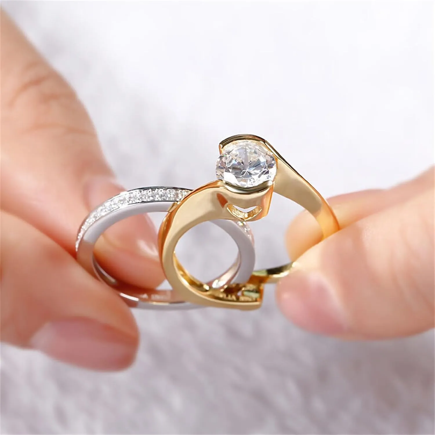 Jeulia 2.5 Carat Asymmetric Rings Women Round Cut Diamond Ring Set 14k Gold Plated Cubic Zirconia Engagement Rings Anniversary Promise Romantic Jewelry Gift