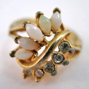 VINTAGE Gold Tone WHITE OPAL Crystal Glass Stones Cluster RING Womens Rings size 7